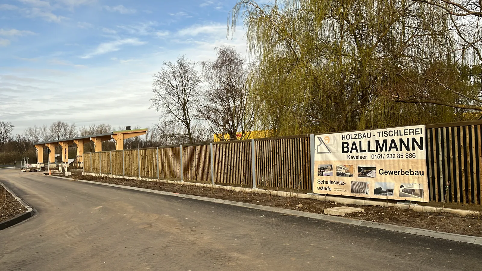 Schallschutzwand mit vertikalen Holzlamellen