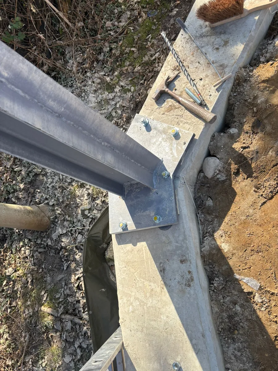 Detail der Stützenbefestigung im Montagebereich