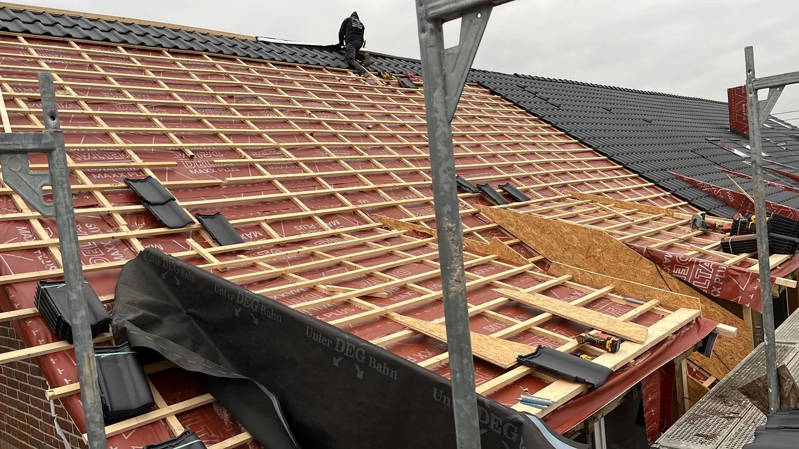 Dachfläche mit Holzlattung und Baugerüst