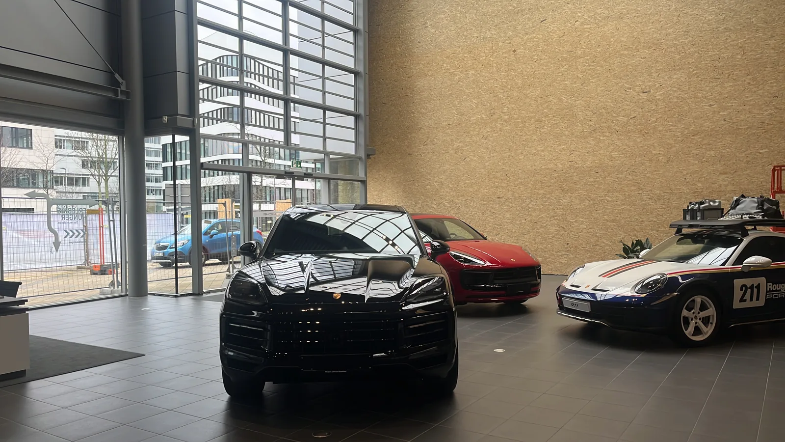 Fahrzeuge vor der verkleideten Wand im Autohaus